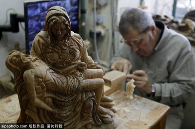 巴勒斯坦木匠巧手如云，木雕藝術栩栩如生